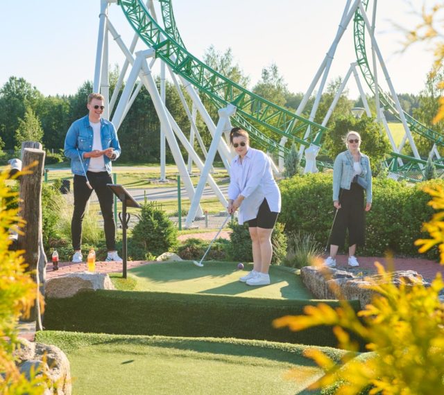 Värikäs minigolfväylä efekteineen PowerParkissa