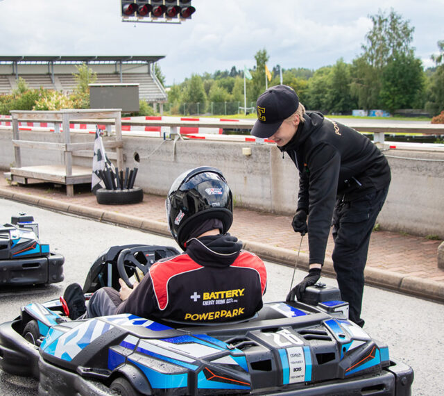 Polttariporukka ajaa kartingautolla PowerParkin Mika Salo Circuit -ulkokartingradalla Alahärmässä